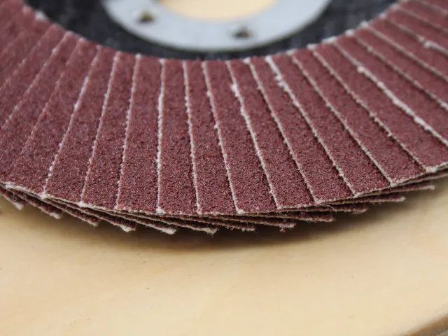 Faithfull Aluminium Oxide Flap Disc 125 x 22mm 120 Grit - Image 3