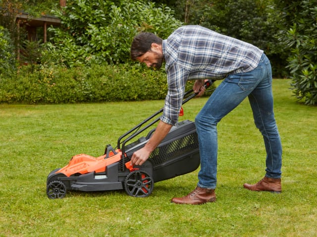 BLACK + DECKER BEMW481BH Mower with Bike Handle 42cm 1800W 240V - Image 7