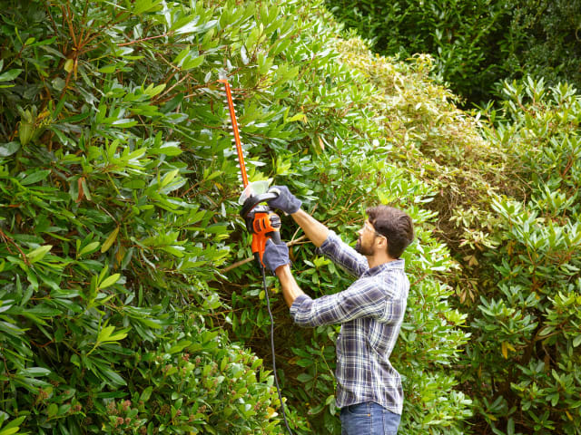 BLACK + DECKER BEHTS401 Hedge Strimmer® with Saw Blade 55cm 500W 240V - Image 3