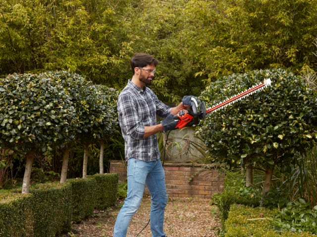 BLACK + DECKER BEHTS401 Hedge Strimmer® with Saw Blade 55cm 500W 240V - Image 5