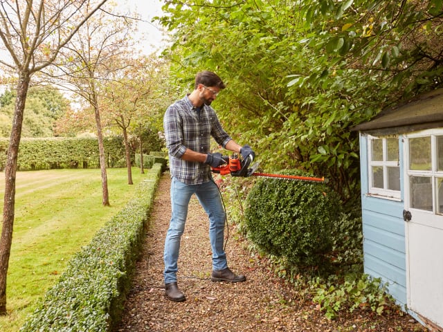 BLACK + DECKER BEHTS401 Hedge Strimmer® with Saw Blade 55cm 500W 240V - Image 6
