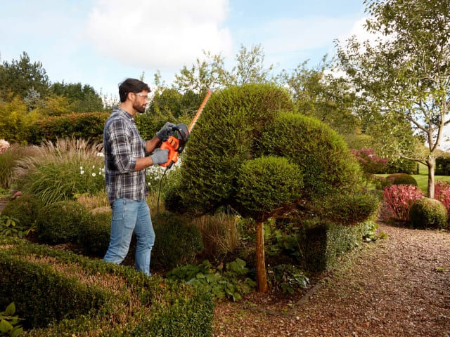 BLACK + DECKER BEHTS401 Hedge Strimmer® with Saw Blade 55cm 500W 240V - Image 7