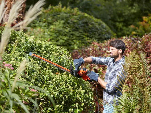 BLACK + DECKER BEHTS401 Hedge Strimmer® with Saw Blade 55cm 500W 240V - Image 8
