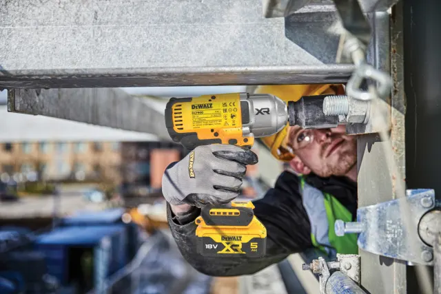 DEWALT DCF900P2T XR Brushless 1/2in High Torque Impact Wrench 18V 2 x 5.0Ah Li-ion - Image 6