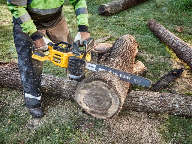 DEWALT DCMCS575N XR FlexVolt Chainsaw 50cm Bar 54V Bare Unit - Image 6