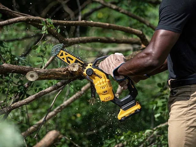 DEWALT DCMPS520P1 XR Pruning Saw 18V 1 x 5.0Ah Li-ion - Image 4
