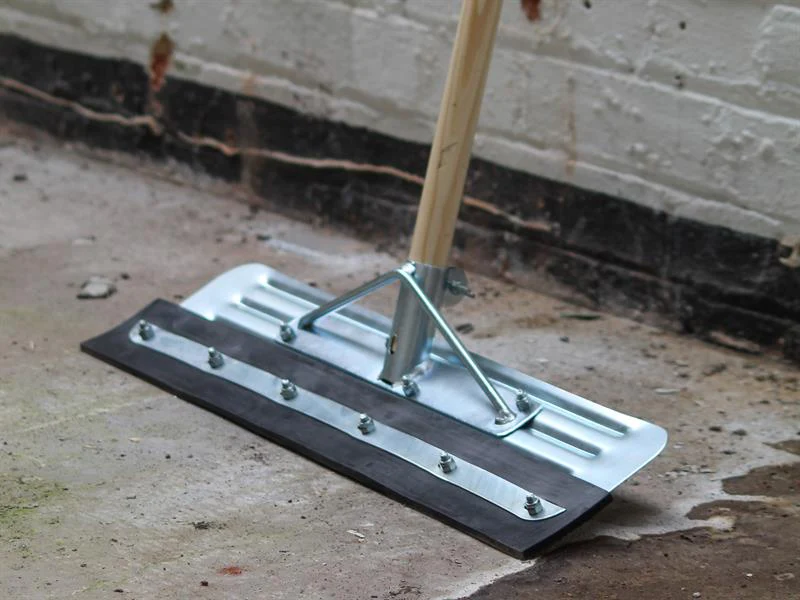 Faithfull Heavy-Duty Straight Yard Squeegee 22in (559mm) - Image 2
