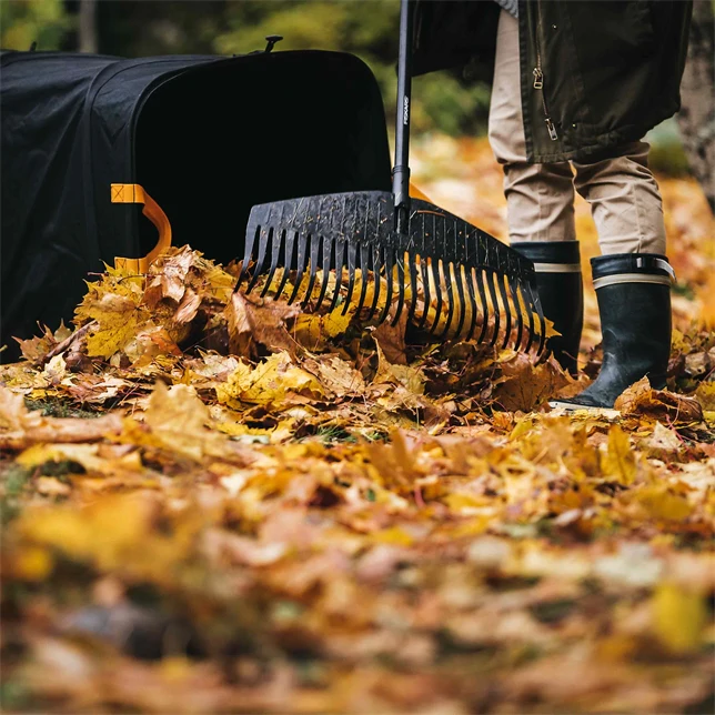 Fiskars Solid™ Leaf Rake - Large - Image 3