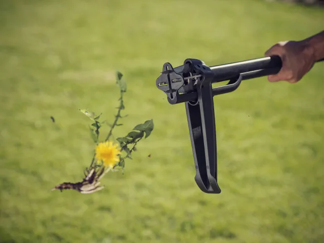 Fiskars Solid™ Weed Puller - Image 3