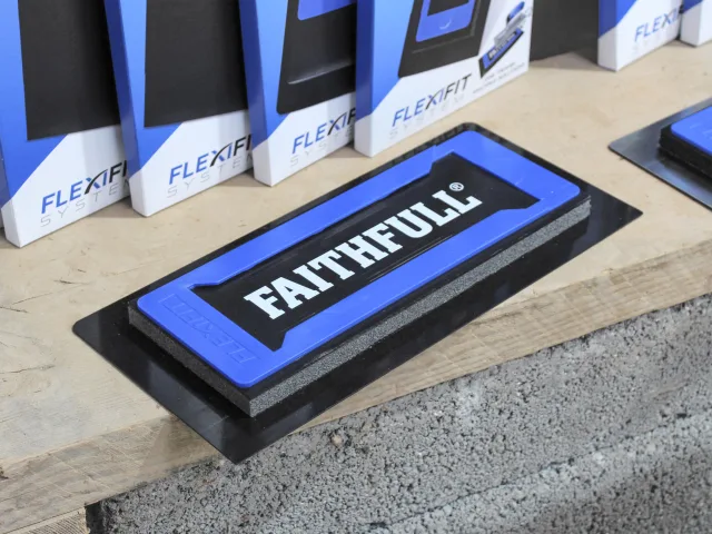 Faithfull Flexifit Trowel with Foam 12in - Image 4