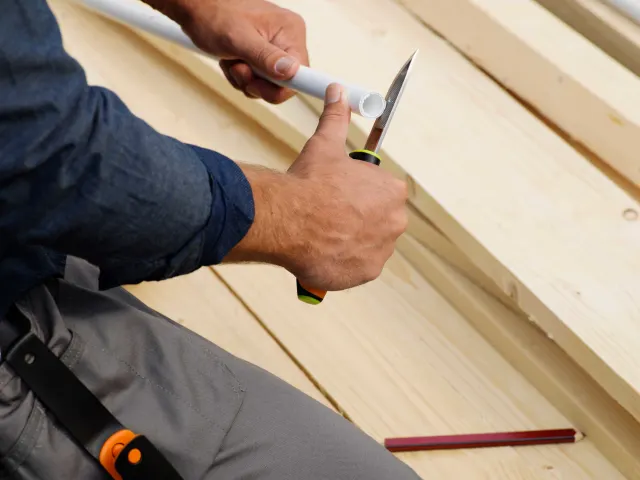 Fiskars Heavy-Duty Knife with Sharpener - Image 4