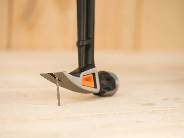 Fiskars IsoCore General Use Hammer 570g (20oz) - Image 4