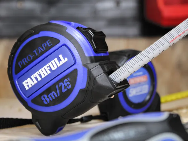 Faithfull Pro Tape Measure 8m/26ft (Width 32mm) - Image 3