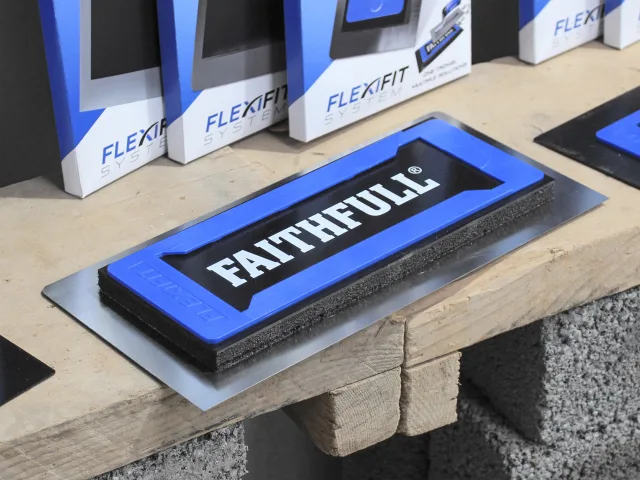 Faithfull Stainless Steel Flexifit Trowel with Foam 16in - Image 7